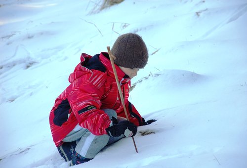 Dziecko bawiące się w śniegu - Nikon D40 + Nikkor 18-105 mm f/3.5-5.6G ED. Przysłona: f/5,6 czułość: 200 ISO