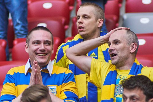 Kibice Arki Gdynia nie mogli uwierzyć, że ich ekipa prowadzi 2:0 w finale Pucharu Polski /fot. fotoManiaK