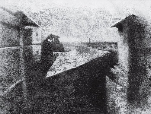 Fot. Joseph-Nicéphore Niépce. La cour du domaine du Gras. Źródło: http://100photos.time.com/photos/joseph-niepce-first-photograph-window-le-gras